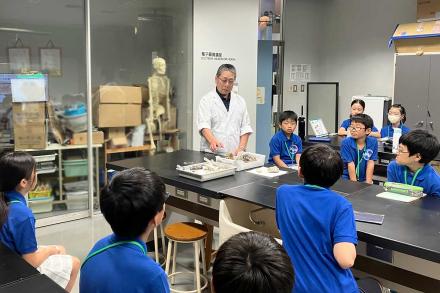 化石の説明をする新先生 化石の説明をする新先生