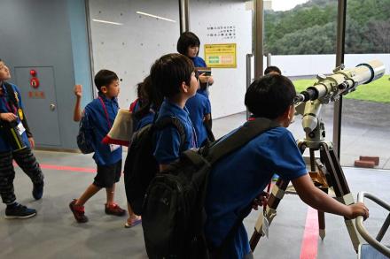 天体望遠鏡をのぞく受講生 天体望遠鏡をのぞく受講生