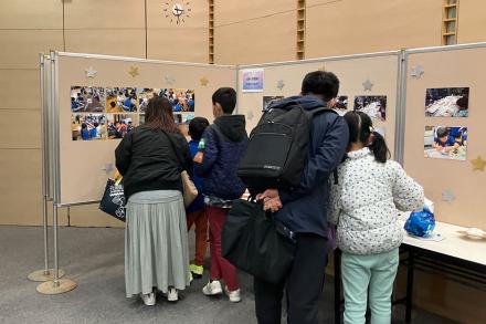 活動写真をながめるみなさん 活動写真をながめるみなさん