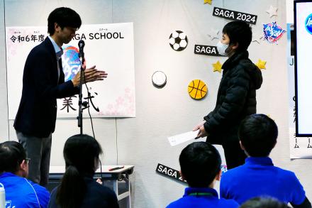 卒業証書を受け取る受講生代表