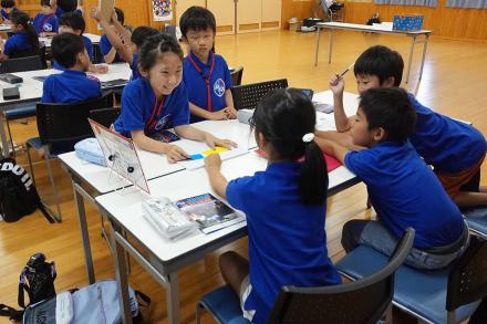 クイズの答えを考える受講生 クイズの答えを考える受講生