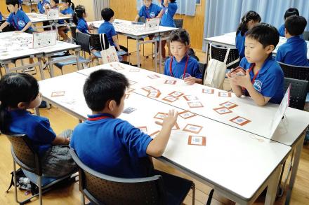 カードゲームを楽しむ受講生 カードゲームを楽しむ受講生