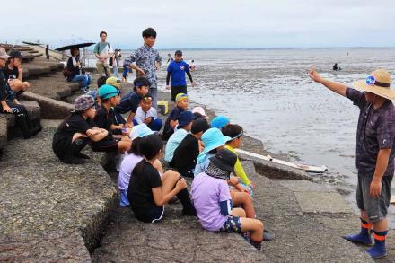 干潟体験中のルールを聞く受講生 干潟体験中のルールを聞く受講生