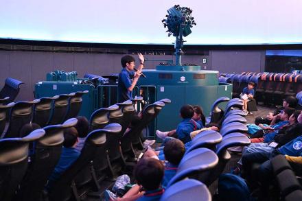 プラネタリウムの説明をする先生 プラネタリウムの説明をする先生