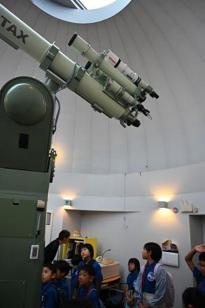 天体望遠鏡をながめる受講生 天体望遠鏡をながめる受講生
