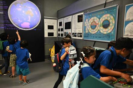 コスモコーナーを楽しむ受講生 コスモコーナーを楽しむ受講生