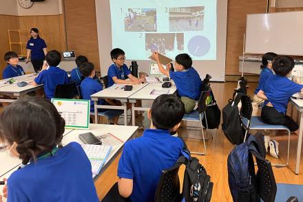 クイズの解答を考える受講生