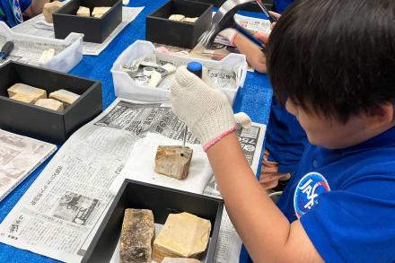 化石を探す受講生