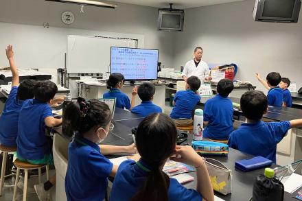 講師の話を聞く受講生