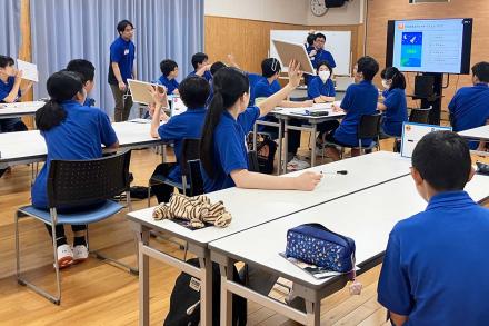 解答を掲げる受講生たち