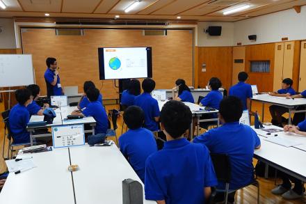 説明を聞く受講生