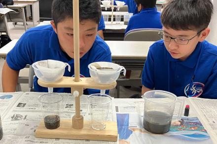 実験結果に見入る受講生