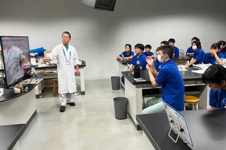 古生物学について説明する特別講師