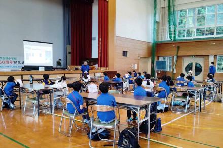 ロケットの仕組みを学習する受講生