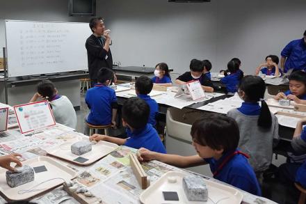 まが玉つくりを説明する特別講師