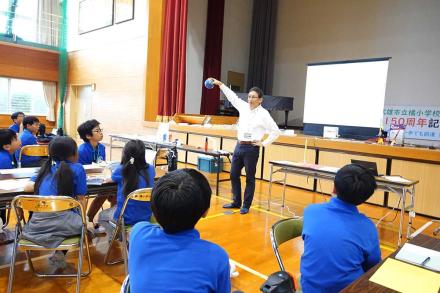 特別講師の説明を聞く受講生