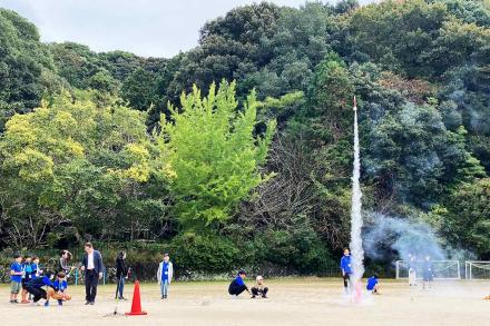 勢いよく舞い上がるロケット