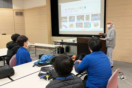 通信技術の説明をする新井先生