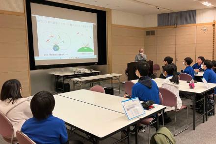 GPSの原理を聞く受講生