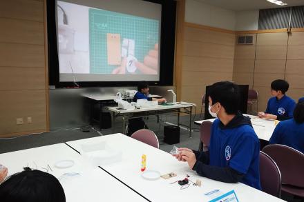 つくり方を熱心に聞く受講生