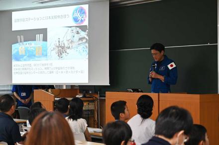 ISSの話をする金井宇宙飛行士 ISSの話をする金井宇宙飛行士