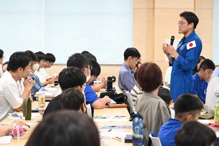 受講生の質問に答える金井宇宙飛行士 受講生の質問に答える金井宇宙飛行士