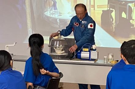 特別講師による実験 特別講師による実験