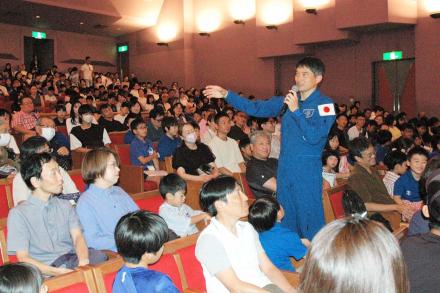 ていねいに質問に答える大西宇宙飛行士