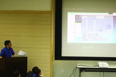 ドローンプログラミングを説明するJAXAGAスタッフ ドローンプログラミングを説明するJAXAGAスタッフ